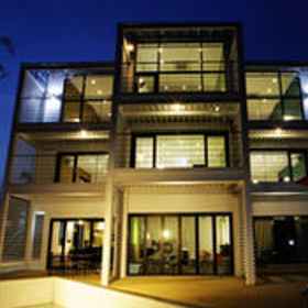 M'ama Non M'ama 1, Hotel TK Jinnam Elementary School