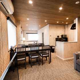 Leo Nisen Gobankan 1, Hotel Perpustakaan Universiti Perdagangan Chiba