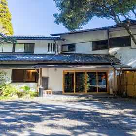 Hanacho-en 1, Hotel Yugawara Town Tourist Information Center in front of the station