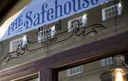 ห้องน้ำภายในห้อง 7 The Safehouse Hostel