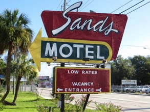 Exterior Sands Motel