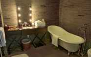 Toilet Kamar 7 Gallery Suites