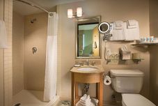 Phòng tắm bên trong Wyndham Garden Manhattan Chelsea West