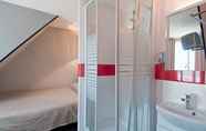 Toilet Kamar 2 Hotel Saint Quentin