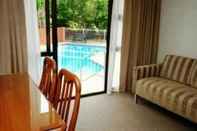 Swimming Pool Cherry Grove Motel