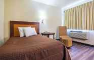 Bedroom 4 Rodeway Inn Kissimmee Maingate West (FORMERLY Motel 6 Orlando Kissimmee Main Gate West