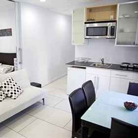 โรงแรมยูไนเต็ดเนชั่นส์อพาร์ตเมนต์ 1, โรงแรม & ที่พัก Hunters Point Avenue