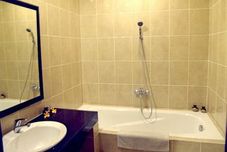 Bilik Mandi dalam Bilik Anika Guest House