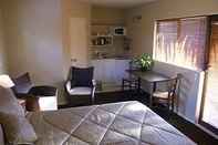 Bedroom Oaktree Motel