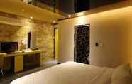 In-room Bathroom 5 W2 Hotel