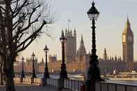 Phòng ngủ London Embankment Apartment