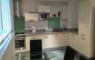 Nearby View and Attractions 5 London Embankment Apartment