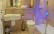 Toilet Kamar 5 Aaron Lodge Guest House Hotel