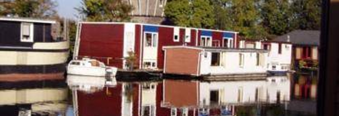 Bangunan Houseboat Under The Mill