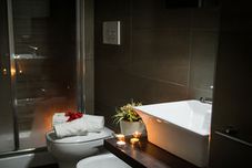 Bilik Mandi dalam Bilik 121 Candia Guest House