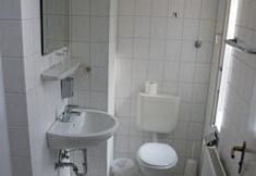 Bilik Mandi dalam Bilik 4 Arta Lenz Hotel