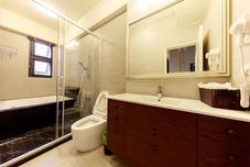 In-room Bathroom Three Ma Tin Bed and Breakfast