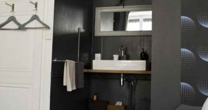 In-room Bathroom Une Nuit Au Second