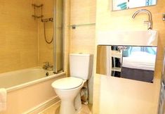 In-room Bathroom 3 Artisan Quarter