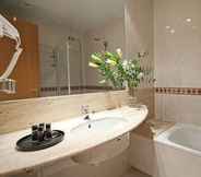In-room Bathroom 6 Aspasios Gran Via Suites