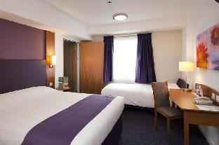 Bedroom 4 Premier Inn Cardiff City South