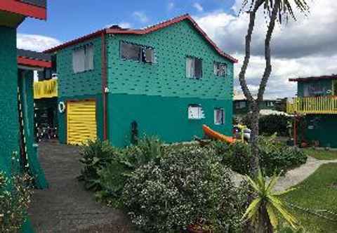 Exterior On The Beach Backpackers