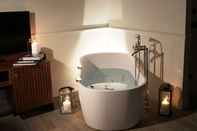 In-room Bathroom Gens Luxury Suites