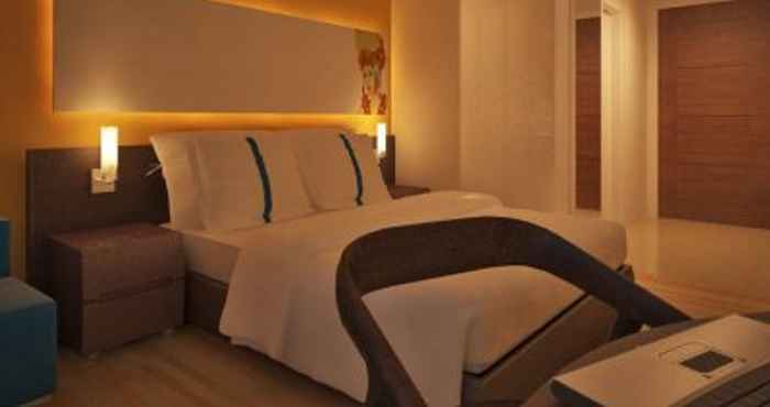 Hồ bơi Holiday Inn Express Bali Kuta Square