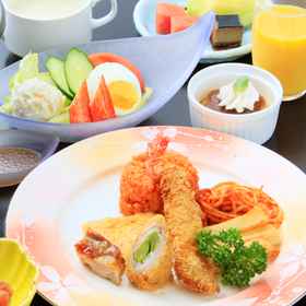 Hakone Yumoto Onsen Hotel Okada 1, Hotel Yugawara Town Tourist Information Center in front of the station