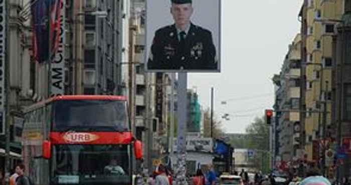 Khu vực công cộng Getinberlin Am Checkpoint Charlie