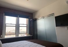 ห้องน้ำภายในห้อง 3 H by H Hospitality (ex East West Hotel)