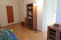 Kamar Tidur Green Oasis Wenceslas Square Apartment