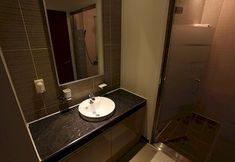 In-room Bathroom 5 Chelsea The Premium Hotel