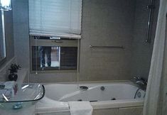 Bilik Mandi dalam Bilik 2 Acme Serviced Apartment