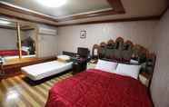 Bedroom 2 Hongkong Hotel