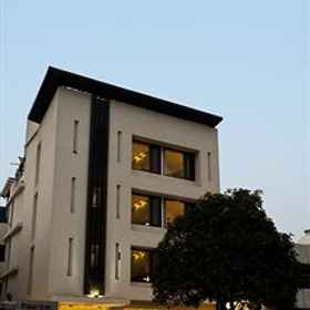 The Amber 1, 로터스 사원 호텔