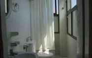 In-room Bathroom 5 Residencia Univ Jacinto Benavente