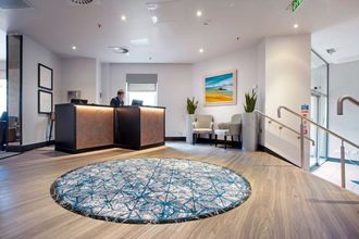 Bangunan 4 Ten Hill Place