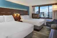 Kolam Renang Holiday Inn Express Waikiki (formerly Maile Sky Court)