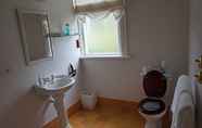 Toilet Kamar 4 The Old Manse Boutique b & b