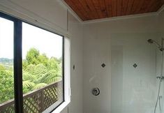 In-room Bathroom 2 Lone Kauri Lodge Karekare