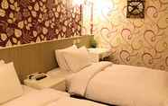 Kamar Tidur 3 King Regency Hotel