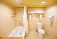 In-room Bathroom 3 Kindness Hotel Lio He Ye Shi