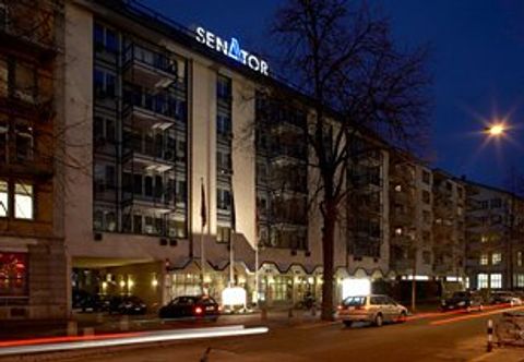 Luar Bangunan Senator