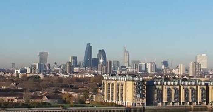 Phòng ngủ Canary Wharf Luxury Riverside Apartments