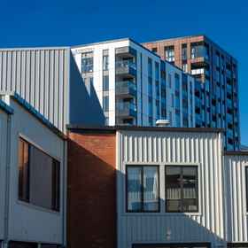 Hotel Exterior 1 Modern Townhouse 15 mins to CBD - Nearby Ellerslie Train Station, Campbells Bay Hotels