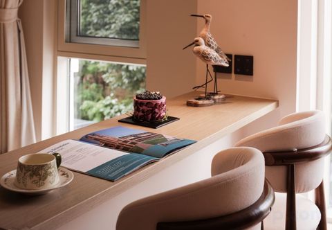 Others Wandering and Listening to the Wind Hotel