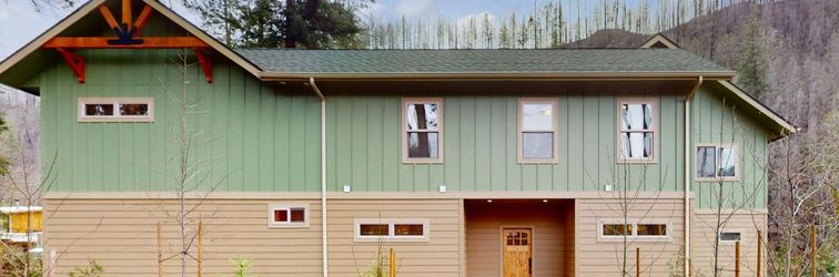 その他 Fully rebuilt riverfront home with deck, fireplace, & W/D - dog-friendly