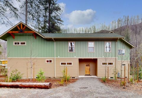 その他 Fully rebuilt riverfront home with deck, fireplace, & W/D - dog-friendly