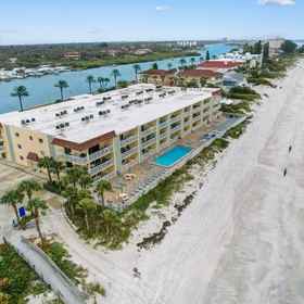 Hotel Exterior1Sunny Waterfront Condo with Balcony & Pool Access,太阳海岸海鸟保护区飯店